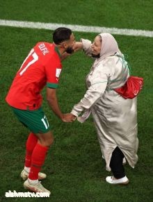 اجمل لقطة اللاعب المغربي سفيان بوفال يحتفل مع والدته بعد الفوز