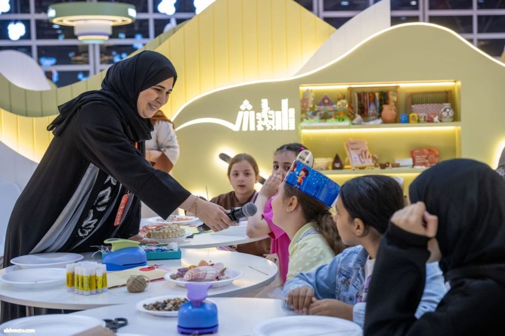 خلال معرض  "الشارقة الدولي للكتاب"  "نسج الإبداع" .. ورشة تنمي الخيال والمهارات اليدوية للأطفال   الشارقة - مراسلة قناة الشمس: