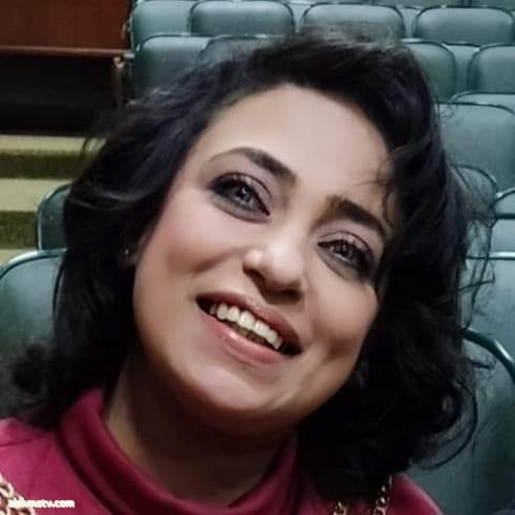 Manal Radwan  السيرة الذاتية: قاصة وشاعرة وروائية وناقدة مصرية.